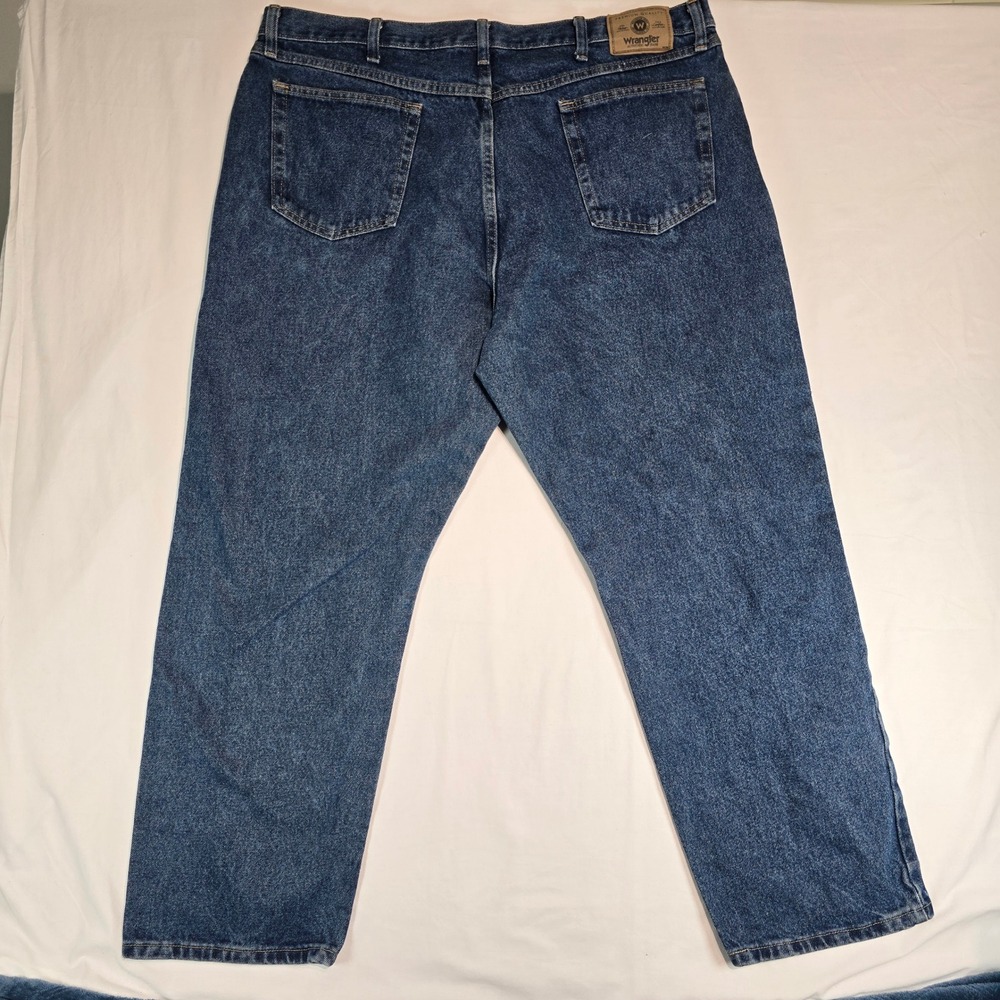 Wrangler Authentics Mens Relaxed Fit Jeans 42x30 Medium Wash Blue Denim 97601DR - Picture 2 of 16